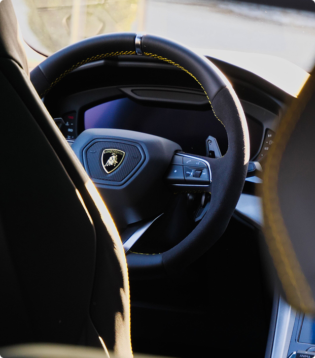 Interior de un Lamborghini de alta gama con volante deportivo en el concesionario RS Premium Car
