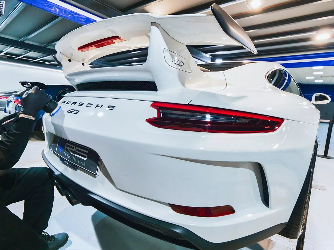 detailing-rs-premium-car10 Proceso de pulido estético en la parte trasera y alerón de un Porsche 911 GT3 blanco en RS Premium Car