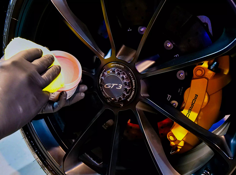 detailing-rs-premium-car7 Limpieza y acondicionado manual de una llanta monotuerca de un Porsche GT3 en RS Premium Car
