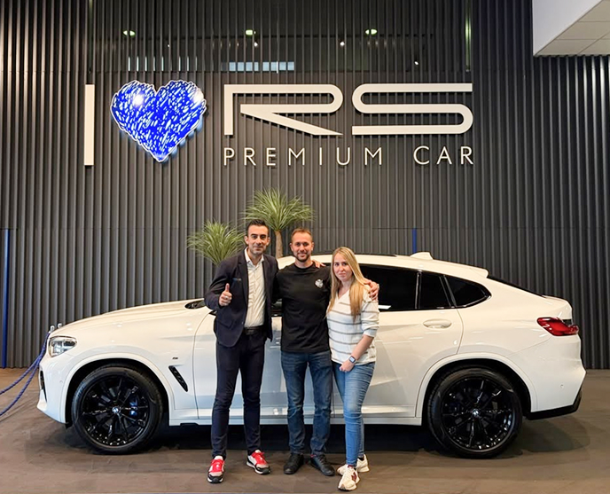 Cliente satisfecho retirando su vehículo de alta gama en el concesionario RS Premium Car