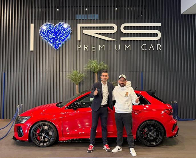 Entrega de llaves de un coche de gama alta a un cliente satisfecho en RS Premium Car