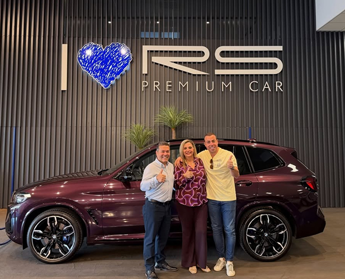 Entrega de un coche deportivo de lujo a un cliente en RS Premium Car