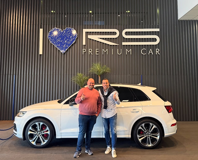 Opiniones de RS Premium Car con cliente posando junto a su nuevo SUV de gama alta