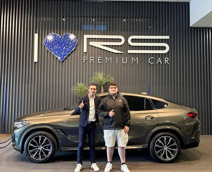 Reseña visual de RS Premium Car con entrega de llaves de un vehículo exclusivo