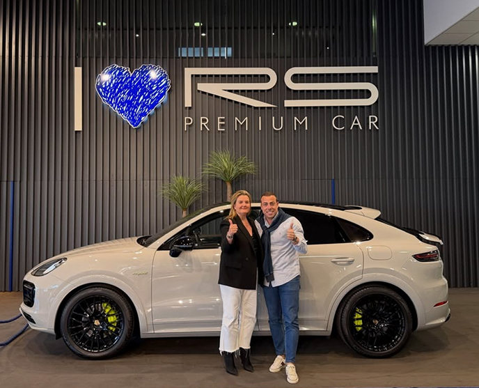 Cliente sonriente junto a su coche premium comprado en RS Premium Car