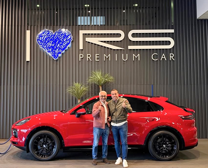 Entrega de llaves de un coche deportivo en las instalaciones de RS Premium Car