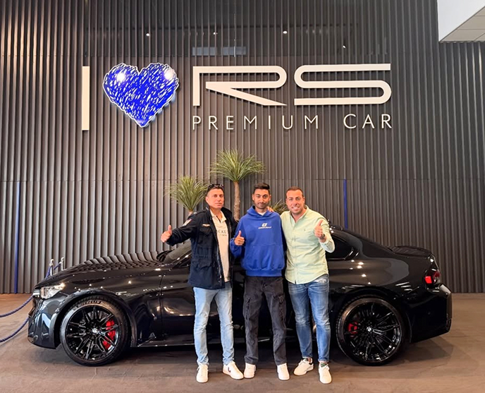 Cliente satisfecho con la compra de su berlina de lujo en RS Premium Car
