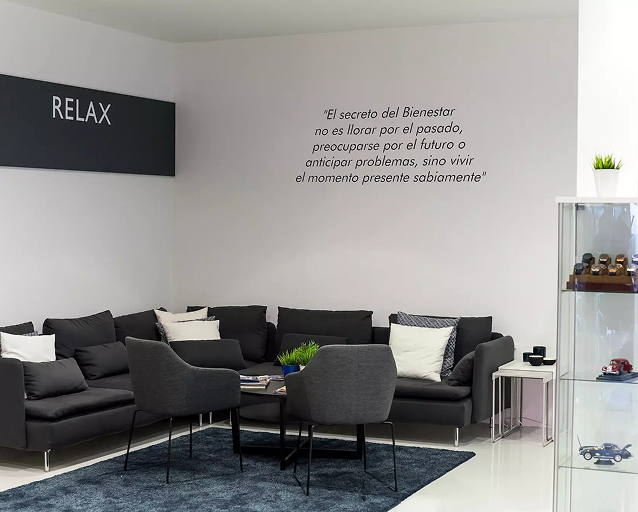 Área de relax con sofás y zona de espera para clientes en el concesionario RS Premium Car