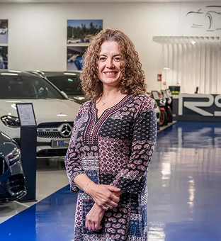 Carmen, responsable de administración de RS Premium Car, posando en el showroom de coches deportivos y de ocasión