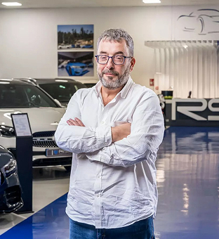 Gonzalo, director financiero de RS Premium Car, en la zona de exposición de vehículos de alta gama del concesionario