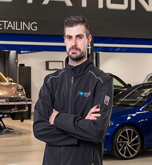 Edgar, técnico especialista en Detailing y tratamiento estético de vehículos en el taller de RS Premium Car