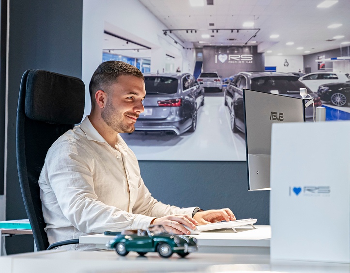 Asesor financiero gestionando opciones de financiación a medida para particulares, empresas y autónomos en RS Premium Car