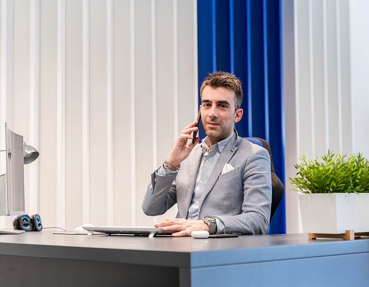 Asesor comercial atendiendo por teléfono una consulta sobre financiación premium para empresas en RS Premium Car 