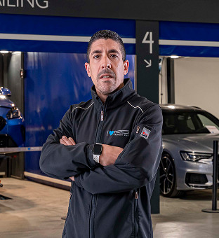 Santi, técnico del equipo de preparación y detallado estético exterior en las instalaciones de RS Premium Car