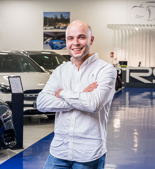 Sergio, responsable de marketing de RS Premium Car, en el showroom de vehículos de alta gama y lujo